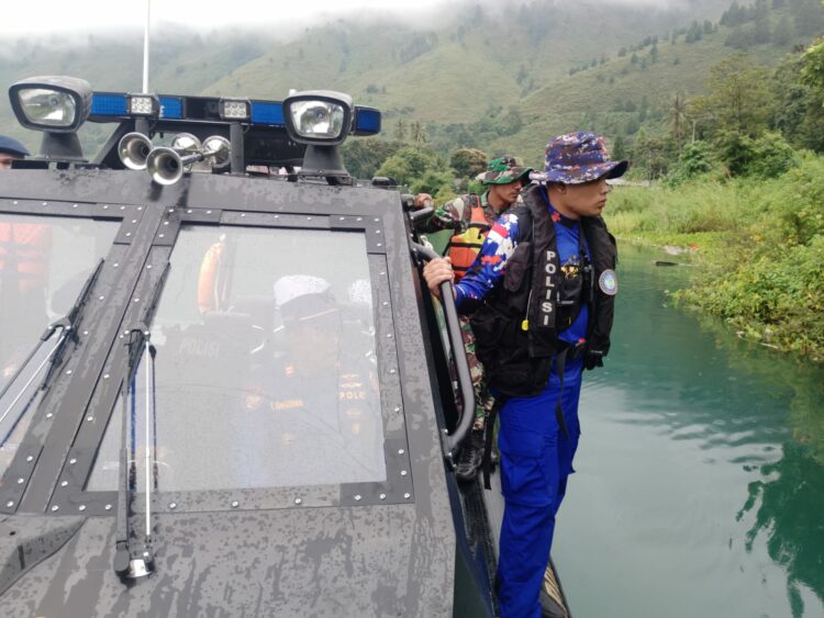 TURUNKAN PENYELAM: Polda Sumut menurunkan personel penyelam untuk membantu melakukan pencarian para korban longsor di Desa Simangulampe Kecamatan Bakti Raja, Kabupaten Humbahas. (Foto Dok/ Polda Sumut)