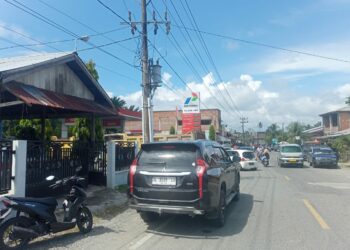 SPBU Paya undan yang berada di lintasan jalan Simpang peut-takengon Rabu (06/12/23) sore terlihat puluhan kendaraan Dum truck dan pick up antri untuk mengisi BBM bersubsidi.