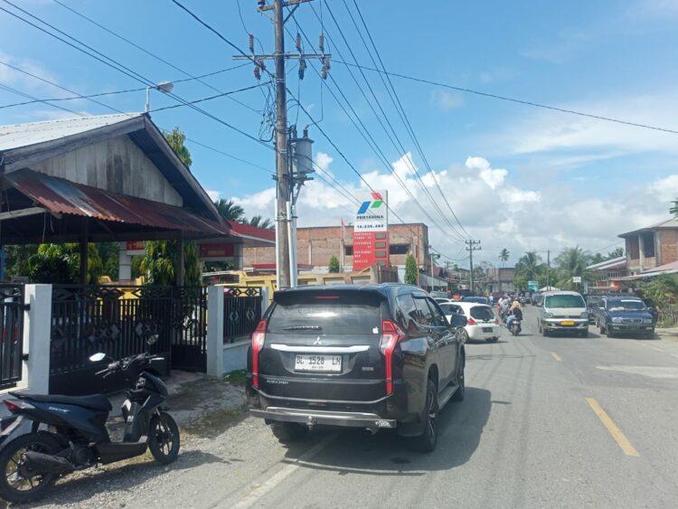 SPBU Paya undan yang berada di lintasan jalan Simpang peut-takengon Rabu (06/12/23) sore terlihat puluhan kendaraan Dum truck dan pick up antri untuk mengisi BBM bersubsidi.