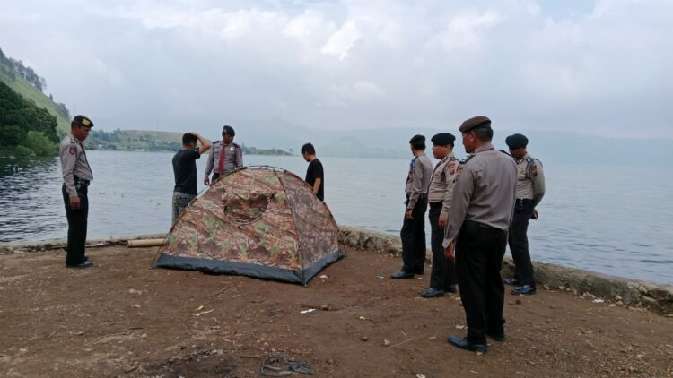 Kasat Pamobvit Polres Dairi AKP Lamhot Sinaga Bersama Personil Melakukan kegiatan Patroli Jalan Kaki di Objek wisata Danau Silalahi. Rabu (6/12/2023).