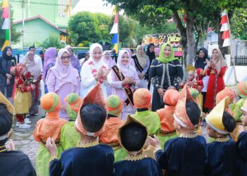 Bunda Paud Provinsi Aceh lakukan kunjungan kerja ke TKN 4 dan SDN 1 Kota Sabang. Kunjungan tersebut dilakukan dalam rangka mensukseskan komitmen Bunda PAUD Aceh dalam penyelenggaraan program Merdeka Belajar khususnya transisi PAUD ke SD yang telah dicanangkan Mendikbud Ristek.