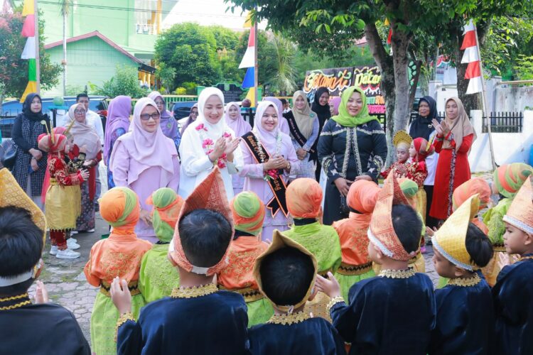 Bunda Paud Provinsi Aceh lakukan kunjungan kerja ke TKN 4 dan SDN 1 Kota Sabang. Kunjungan tersebut dilakukan dalam rangka mensukseskan komitmen Bunda PAUD Aceh dalam penyelenggaraan program Merdeka Belajar khususnya transisi PAUD ke SD yang telah dicanangkan Mendikbud Ristek.