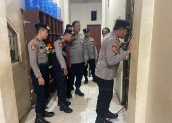 Piket Pawas Polres Lhokseumawe melakukan pengecekan tahanan di Rutan Mapolres Lhokseumawe, Rabu (6/12/2023) malam, kegiatan ini guna memastikan para tahanan aman dan sehat.