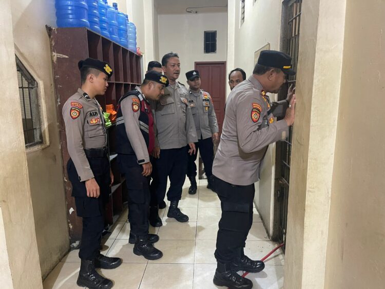 Piket Pawas Polres Lhokseumawe melakukan pengecekan tahanan di Rutan Mapolres Lhokseumawe, Rabu (6/12/2023) malam, kegiatan ini guna memastikan para tahanan aman dan sehat.