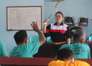 Puluhan warga binaan Lapas Kelas IIB Bitung Kanwil Kemenkumham Sulawesi Utara terlihat antusias dalam mengikuti kegiatan belajar mengajar Kesetaraan Paket A,B, dan C. Walaupun memiliki usia yang beragam, tidak membatasi semangat mereka dalam menempuh pendidikan yang lebih baik.