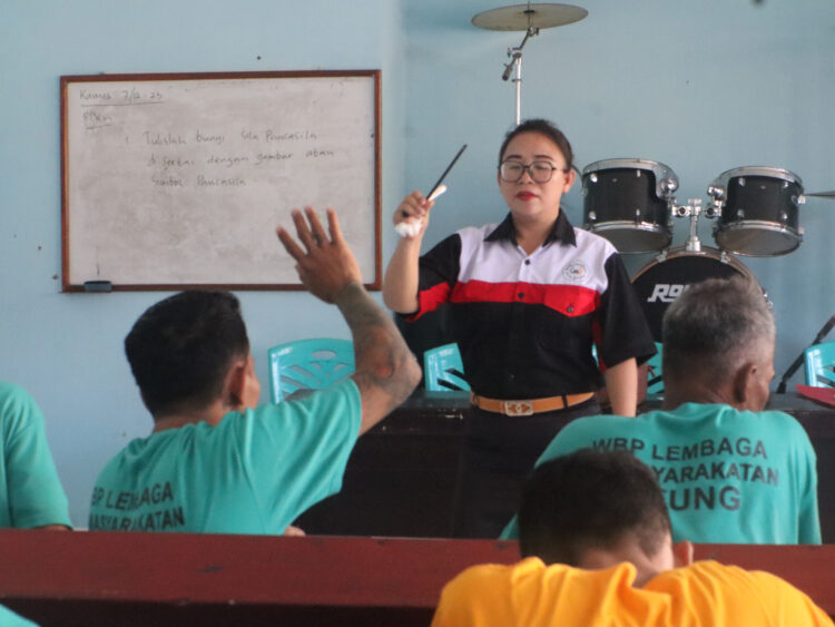 Puluhan warga binaan Lapas Kelas IIB Bitung Kanwil Kemenkumham Sulawesi Utara terlihat antusias dalam mengikuti kegiatan belajar mengajar Kesetaraan Paket A,B, dan C. Walaupun memiliki usia yang beragam, tidak membatasi semangat mereka dalam menempuh pendidikan yang lebih baik.