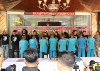 Tim Jatanras Ditreskrimum Polda Jateng menangkap delapan oknum debt collector karena melakukan penarikan secara paksa yang disertai kekerasan terhadap pemilik lima mobil pribadi di kota Semarang. Aksi paksa tersebut dilakukan dengan dalih kredit macet. Delapan oknum debt colector yang dibekuk tersebut berinisial SN (40), YA (29), YM (23), PM (35), AB (30), TBG (46), ASL (39) dan MAA (27).