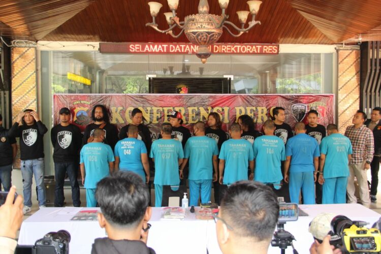 Tim Jatanras Ditreskrimum Polda Jateng menangkap delapan oknum debt collector karena melakukan penarikan secara paksa yang disertai kekerasan terhadap pemilik lima mobil pribadi di kota Semarang. Aksi paksa tersebut dilakukan dengan dalih kredit macet. Delapan oknum debt colector yang dibekuk tersebut berinisial SN (40), YA (29), YM (23), PM (35), AB (30), TBG (46), ASL (39) dan MAA (27).