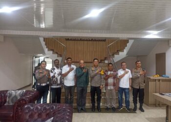 FOTO BERSAMA: Ketua Parisada Hindu Kota Medan, Subendiren foto bersama dengan Kapolrestabes Medan Kombes Pol Valentino Alfa Tatareda SH SIK didampingi Kabag Ops AKBP Yasir Ahmadi SIK, Kasat Intelkam AKBP Ahyan dan Kasat Lantas Kompol Andika Purba usai beraudiensi di ruang lobby utama Mapolrestabes, Kamis (7/12/2023).(Foto Dok/Polrestabes)