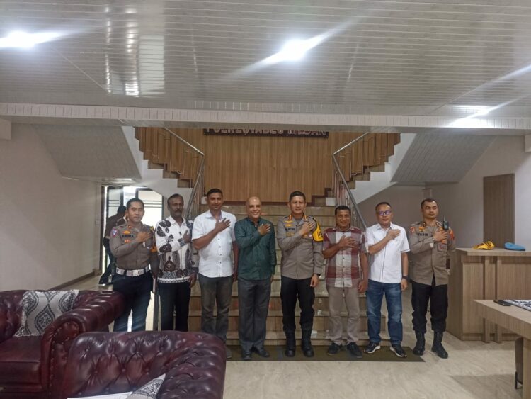 FOTO BERSAMA: Ketua Parisada Hindu Kota Medan, Subendiren foto bersama dengan Kapolrestabes Medan Kombes Pol Valentino Alfa Tatareda SH SIK didampingi Kabag Ops AKBP Yasir Ahmadi SIK, Kasat Intelkam AKBP Ahyan dan Kasat Lantas Kompol Andika Purba usai beraudiensi di ruang lobby utama Mapolrestabes, Kamis (7/12/2023).(Foto Dok/Polrestabes)