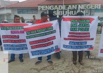 Pengadilan Negeri (PN) Sibuhuan, Padang Lawas digeruduk massa, meminta Majelis hakim berikan atensi perkara Kekerasan Dalam Rumah Tangga (KDRT). Puluhan massa tersebut diketahui terdiri dari DPD Pemuda Batak Bersatu (PBB) Sumatera Utara.