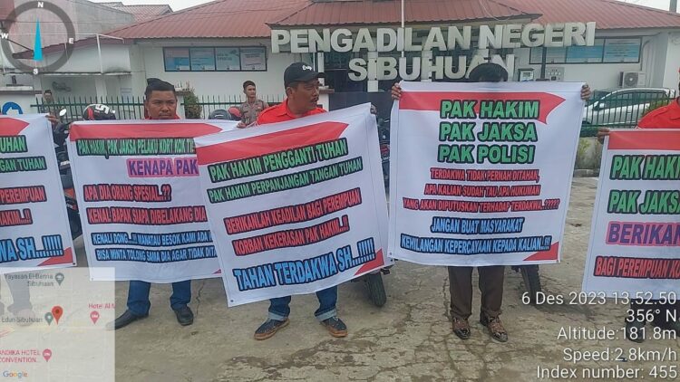 Pengadilan Negeri (PN) Sibuhuan, Padang Lawas digeruduk massa, meminta Majelis hakim berikan atensi perkara Kekerasan Dalam Rumah Tangga (KDRT). Puluhan massa tersebut diketahui terdiri dari DPD Pemuda Batak Bersatu (PBB) Sumatera Utara.