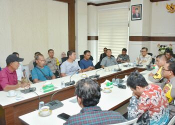 Keuchik Gampong Kuta Barat Muhammad Hamim, yang melakukan audiensi ke Kantor Wali Kota Sabang bersama perwakilan masyarakat, untuk menyuarakan aspirasi warga setempat sekaligus mendukung pemerintah dalam hal pemindahan etnis Rohingya. Kunjungan ini disambut baik oleh Asisten Pemerintahan, Keistimewaan Aceh dan Kesejahteraan, Setdako Sabang Naufal bersama Asisten Administrasi Umum Setda Kota Sabang Rinaldi Syahputra, dan juga bersama Kapolres Sabang AKBP Erwan berserta jajaran, di Ruang Rapat Wali Kota Sabang, Kamis (7/12/23).