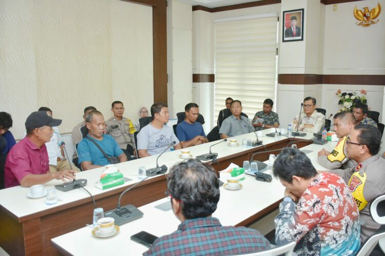 Keuchik Gampong Kuta Barat Muhammad Hamim, yang melakukan audiensi ke Kantor Wali Kota Sabang bersama perwakilan masyarakat, untuk menyuarakan aspirasi warga setempat sekaligus mendukung pemerintah dalam hal pemindahan etnis Rohingya. Kunjungan ini disambut baik oleh Asisten Pemerintahan, Keistimewaan Aceh dan Kesejahteraan, Setdako Sabang Naufal bersama Asisten Administrasi Umum Setda Kota Sabang Rinaldi Syahputra, dan juga bersama Kapolres Sabang AKBP Erwan berserta jajaran, di Ruang Rapat Wali Kota Sabang, Kamis (7/12/23).
