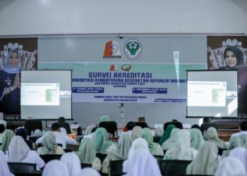 Penjabat (Pj) Bupati Fitriany Farhas AP, S,Sos., M.Si. menghadiri acara Survei Akreditasi Rumah Sakit Umum Daerah Sultan Iskandar Muda oleh Lembaga Akreditasi Rumah Sakit.

Kegiatan ini di buka oleh Ketua Tim Surveyor Komisi Akreditas Rumah Sakit (KARS) dr. Rahmad, MARS, FISQua yang berlangsung di Aula RSUD SIM kabupaten setempat, Kamis, 7/12/2023.