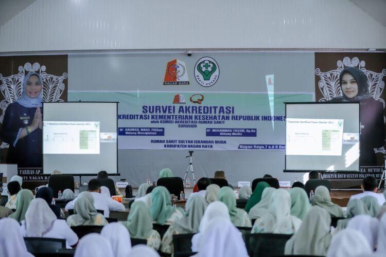 Penjabat (Pj) Bupati Fitriany Farhas AP, S,Sos., M.Si. menghadiri acara Survei Akreditasi Rumah Sakit Umum Daerah Sultan Iskandar Muda oleh Lembaga Akreditasi Rumah Sakit.

Kegiatan ini di buka oleh Ketua Tim Surveyor Komisi Akreditas Rumah Sakit (KARS) dr. Rahmad, MARS, FISQua yang berlangsung di Aula RSUD SIM kabupaten setempat, Kamis, 7/12/2023.