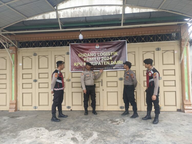 Satuan Tugas (Satgas) Preventif dalam Operasi Mantap Brata 2023-2024 Polres Dairi lakukan Kegiatan patroli, mulai dari kantor KPU, Bawaslu Dan Gudang Logistik Pemilu yang Ada diwilkum Polres Dairi. Kamis (07/12/2023).