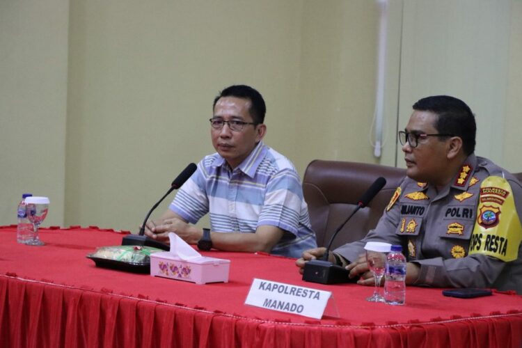 Kapolresta Manado, Kombes Pol Julianto P. Sirait, S.H., S.I.K, bersama dengan Wakapolresta Manado dan para Pejabat Utama Polresta Manado, menerima kunjungan istimewa dari Tim Verifikasi Lapangan Pemantauan dan Evaluasi Kinerja Penyelenggara Pelayanan Publik. Kunjungan ini merupakan bagian dari upaya sistematis untuk mengevaluasi dan memantau langsung kinerja Pelayanan Publik yang dilaksanakan oleh Polresta Manado, Kamis (07/12/2023).