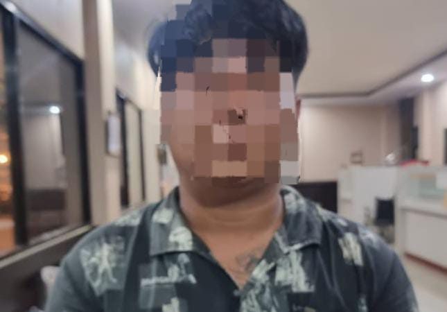 Tim Alpha ROTR dari Polresta Manado berhasil mengamankan terduga pelaku penganiayaan dengan menggunakan senjata tajam. Kejadian ini terjadi sekitar setengah jam sebelumnya, tepatnya pukul 17.30 WITA, di depan Jumbo Pasar Swalayan Kota Manado pada hari Rabu, 06 Desember 2023, sekitar pukul 18.00 WITA