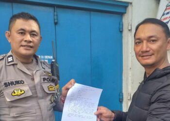 Bhabinkamtibmas Aiptu D.Sukoroharjo melaksanakan kegiatan Problem Solving di rumah pelapor/pengadu di Kelurahan Tuminting, Link I, Kecamatan Tuminting, Pada hari Rabu tanggal 06 Desember 2023, jam 14.30 WITA.
