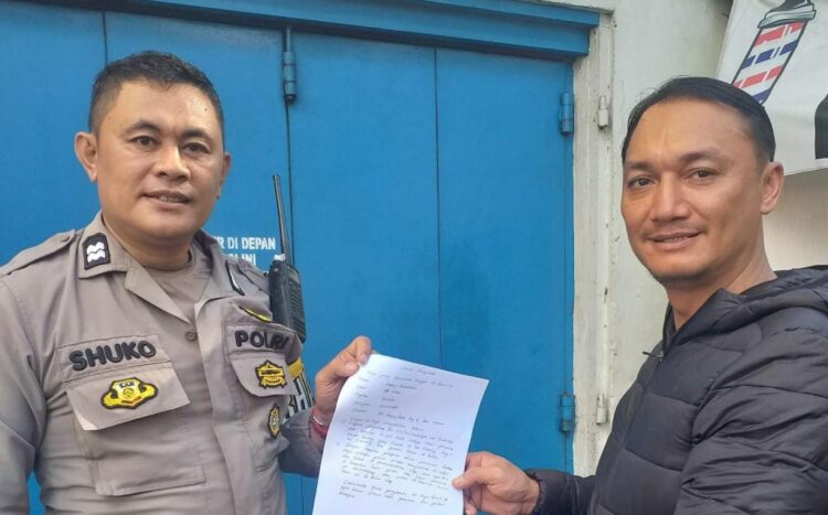 Bhabinkamtibmas Aiptu D.Sukoroharjo melaksanakan kegiatan Problem Solving di rumah pelapor/pengadu di Kelurahan Tuminting, Link I, Kecamatan Tuminting, Pada hari Rabu tanggal 06 Desember 2023, jam 14.30 WITA.