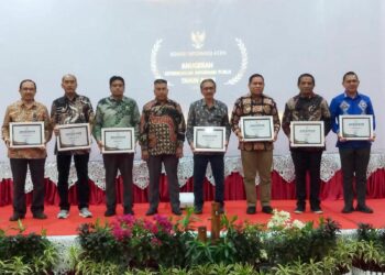 Piagam penghargaan dan plakat diserahkan Sekretaris Daerah Aceh, Bustami, SE.,M.Si, atas nama Gubernur Aceh kepada Pj. Bupati Nagan Raya, Fitriany Farhas, AP. S.Sos., M.Si, yang diwakili Kepala Dinas Komunikasi, Informatika dan Statistik (Kominfotik) Nagan Raya, Drs. Said Amri.