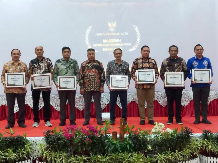 Piagam penghargaan dan plakat diserahkan Sekretaris Daerah Aceh, Bustami, SE.,M.Si, atas nama Gubernur Aceh kepada Pj. Bupati Nagan Raya, Fitriany Farhas, AP. S.Sos., M.Si, yang diwakili Kepala Dinas Komunikasi, Informatika dan Statistik (Kominfotik) Nagan Raya, Drs. Said Amri.