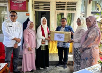 Pj Ketua Dewan Kerajinan Nasional Daerah (Dekranasda) Aceh Ayu Candra Febiola Nazuar menyempatkan diri untuk menyambangi dan memberikan bantuan kepada desa kerajinan bordir di Gampong Ie Meulee, Kota Sabang. Didampingi Pj Ketua Dekranasda Kota Sabang Kamelia Nasri, Pj Dekranasda Aceh menyerahkan bantuan tersebut kepada pengrajin bordir kelompok Bungong Ue yang di Ketuai oleh Fitri Ningsih, di gampong setempat, Rabu (6/12/23).