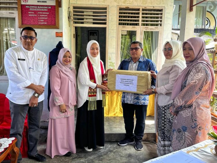 Pj Ketua Dewan Kerajinan Nasional Daerah (Dekranasda) Aceh Ayu Candra Febiola Nazuar menyempatkan diri untuk menyambangi dan memberikan bantuan kepada desa kerajinan bordir di Gampong Ie Meulee, Kota Sabang. Didampingi Pj Ketua Dekranasda Kota Sabang Kamelia Nasri, Pj Dekranasda Aceh menyerahkan bantuan tersebut kepada pengrajin bordir kelompok Bungong Ue yang di Ketuai oleh Fitri Ningsih, di gampong setempat, Rabu (6/12/23).