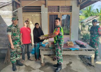 Babinsa koramil 06 Samudera kembali menyantuni warga kurang mampu Desa Meunasah pusung, Kecamatan Samudera dalam program Jumat Berkah Berbagi dan Peduli Koramil 06 Samudera, Jumat (08/12/2023).