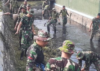 Kodim 0712/Tegal bersama FKPPI Kabupaten Tegal, Siswa Pramuka STM ADB Adiwerna dan warga masyarakat Desa Pepedan membersihkan aliran sungai Pepedan Kecamatan Dukuhturi Kabupaten Tegal. Jumat (8/12/2023).