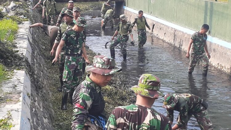 Kodim 0712/Tegal bersama FKPPI Kabupaten Tegal, Siswa Pramuka STM ADB Adiwerna dan warga masyarakat Desa Pepedan membersihkan aliran sungai Pepedan Kecamatan Dukuhturi Kabupaten Tegal. Jumat (8/12/2023).