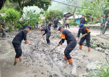 BERSIHKAN RUMAH: Personel dari Batalyon B dan Pasukan Brimob I Korbrimob Polri melakukan pembersihan rumah warga terdampak bencana longsor di Desa Simangulampe kecamatan Bakti Raja, Kabupaten Humbahas. dipimpin Wadansat Brimob Polda Sumut AKBP James Parlidungan Hutagaol, Jumat (8/12/2023). (Foto Dok/ Polda Sumut)