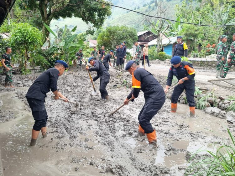 BERSIHKAN RUMAH: Personel dari Batalyon B dan Pasukan Brimob I Korbrimob Polri melakukan pembersihan rumah warga terdampak bencana longsor di Desa Simangulampe kecamatan Bakti Raja, Kabupaten Humbahas. dipimpin Wadansat Brimob Polda Sumut AKBP James Parlidungan Hutagaol, Jumat (8/12/2023). (Foto Dok/ Polda Sumut)