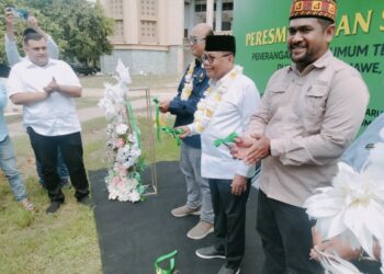 Peresmian dan serah terima penerangan jalan umum tenaga Surya (PJU TS) kepada masyarakat kota Lhokseumawe di halaman mesjid agung islamic center kecamatan Banda sakti (Jumat 08/12/2022).