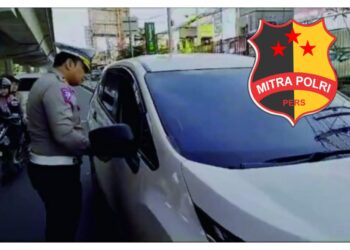 Satu unit mobil Mitsubishi Xpander harus diberhentikan kemudian ditindak di jalan AP. Pettarani. Tampak yang memberhentikan kendaraan pengguna plat palsu orang nomor dua di Jajaran Lalu Lintas, AKBP Satya Widhy Widharyadi, S.I.K., M.K.P. karena menggunakan pelat gantung. 