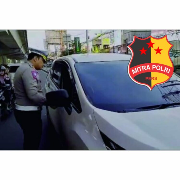 Satu unit mobil Mitsubishi Xpander harus diberhentikan kemudian ditindak di jalan AP. Pettarani. Tampak yang memberhentikan kendaraan pengguna plat palsu orang nomor dua di Jajaran Lalu Lintas, AKBP Satya Widhy Widharyadi, S.I.K., M.K.P. karena menggunakan pelat gantung. 