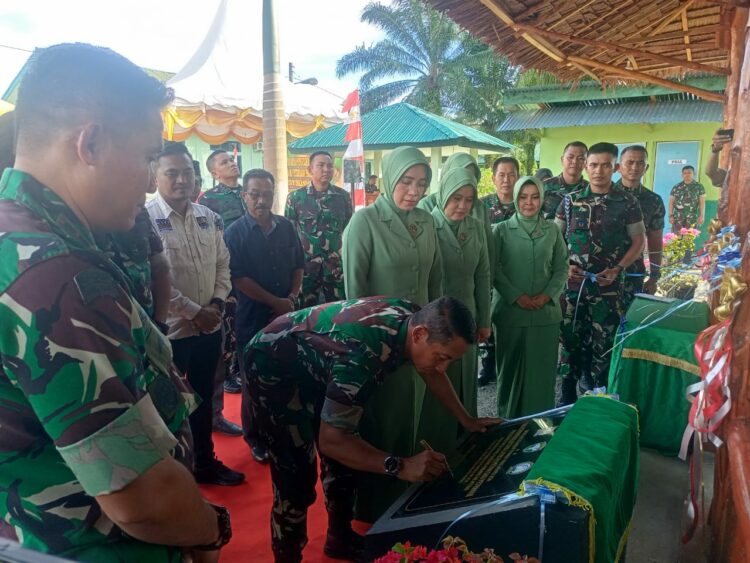 Pangdam Iskandar Muda Mayjen TNI Novi Helmy Prasetya, S.I.P, M.I.P saat meresmikan balai Pendidikan, Pelatihan Pertanian dan Peternakan Progranm IM Jagong Kodam Iskadar Muda di Makodim 0116/Nagan Raya, Jum'at (08/12/23).
