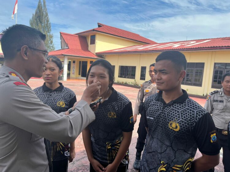 Kapolres Dairi AKBP Agus Bahari, P.A, S.I.K, SH, M.Si memberikan arahan dan motivasi kepada calon siswa (casis) Polri T.A 2024 asal Kabupaten Dairi bertempat di Lapangan Apel Polres Dairi Jalan SM Raja kecamatan Sidikalang Kabupaten Dairi. Jumat (08/12/2023).