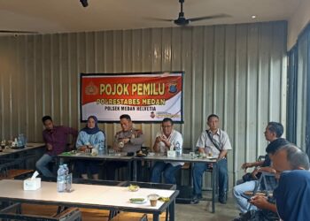 POJOK PEMILU: Polsek Medan Helvetia menggelar kegiatan Pojok Pemilu bersama dengan penyelenggara PPK dan Panwascam di Cafe Jalan Tengku Amir Hamzah, Jumat (8/12/2023).(Foto Dok/Polsek)