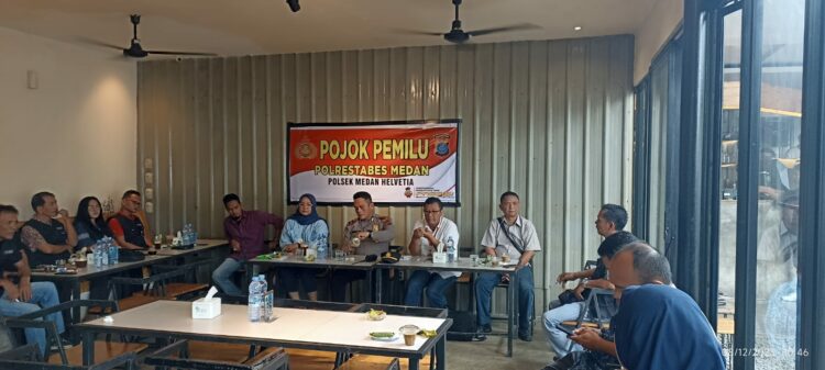 POJOK PEMILU: Polsek Medan Helvetia menggelar kegiatan Pojok Pemilu bersama dengan penyelenggara PPK dan Panwascam di Cafe Jalan Tengku Amir Hamzah, Jumat (8/12/2023).(Foto Dok/Polsek)