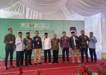 Anggota Komisi VII DPR RI asal Aceh Drs. H Anwar Idris dari Fraksi PPP meresmikan penyalaan pertama Program Bantuan Pasang Baru Listrik (BPBL) di Kecamatan Senuddon Kabupaten Aceh Utara, Sabtu (09/12/2023).