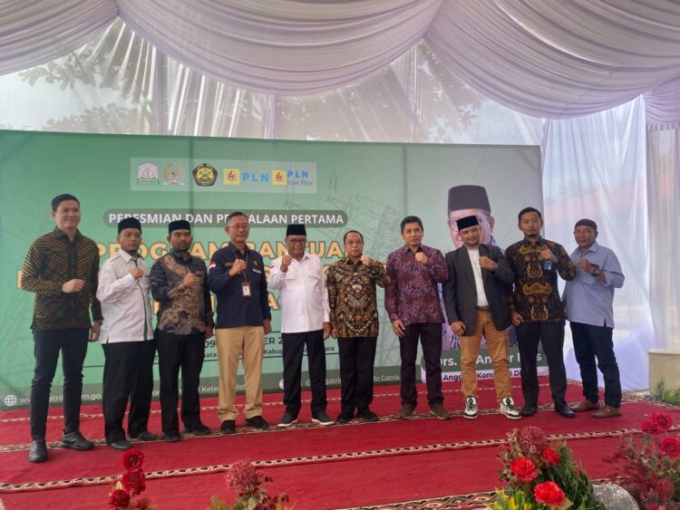 Anggota Komisi VII DPR RI asal Aceh Drs. H Anwar Idris dari Fraksi PPP meresmikan penyalaan pertama Program Bantuan Pasang Baru Listrik (BPBL) di Kecamatan Senuddon Kabupaten Aceh Utara, Sabtu (09/12/2023).