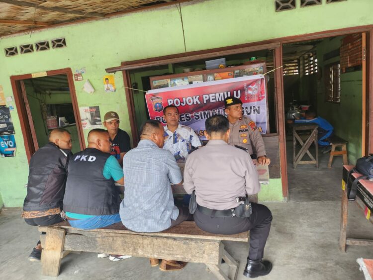 Kapolsek Tanah Jawa Polres Simalungun KOMPOL Manson Nainggolan SH.,M.Si. Sabtu (09/12/2023) pukul 11:00 Wib melaksanakan kegiatan sambang dan Patroli dialogis pojok pemilu polres Simalungun. Giat kali ini dilakukan di Jalan S.M Raja Loket Bus Bayu simpang Tangsi nagori Balimbingan kecamatan Tanah Jawa Kabupaten Simalungun.