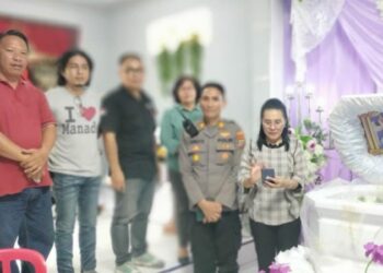 Kapolsek Wanea, AKP Stanley R Rambling, menunjukkan kepeduliannya dengan menggelar kegiatan sambang duka di Kelurahan Karombasan Utara, Lingkungan 7. Kunjungan tersebut dilakukan sebagai bentuk penghormatan atas kepergian Ibu Juliana Moningka yang tutup usia pada usia 86 tahun, 11 bulan, dan 10 hari pada Jumat, 8 Desember 2023, pukul 11.30 WITA.