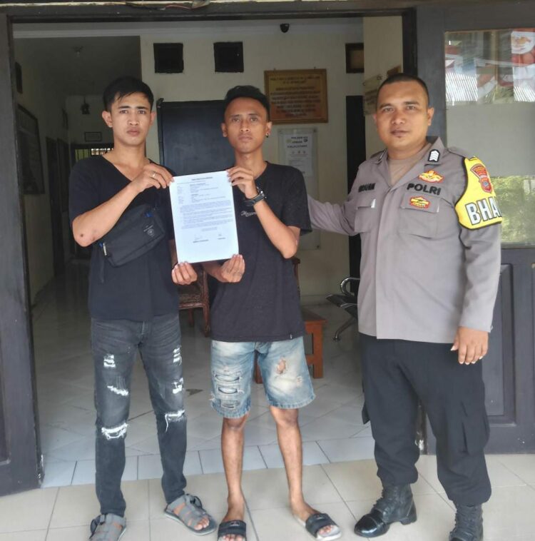 Bripka Ibrahim Olii, Bhabinkamtibmas Polsek Malalayang, sukses mengatasi permasalahan memasuki pekarangan tanpa izin yang terjadi di Kelurahan Kleak Lingk. I, Kecamatan Malalayang, Kota Manado. Kejadian ini melibatkan Feedon F. Sopahelaukan (24 tahun) dan Fandi Moha (22 tahun), yang berasal dari dua kelurahan berbeda, Jumat (8/12/2023).