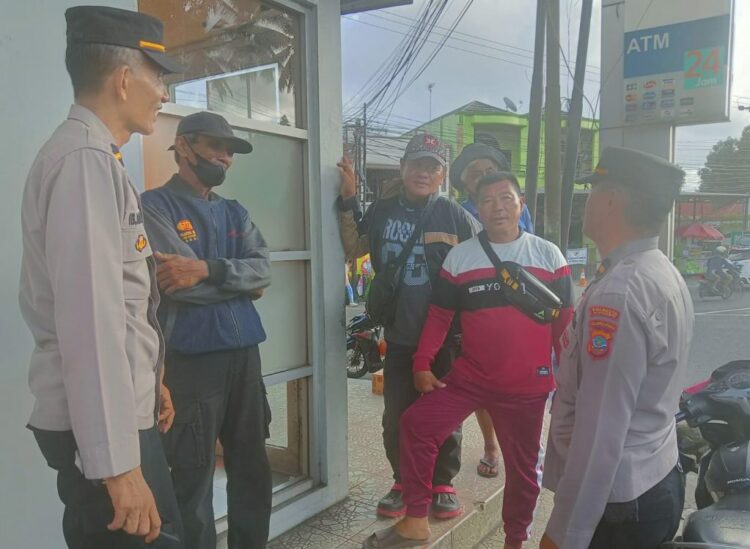 Satgas preventif Organisasi Masyarakat Bersama (OMB) dari Kepolisian Resort Kota (Polresta) Manado terus meningkatkan interaksi positif dengan masyarakat setempat, Jumat (08/12/2023).