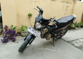 Diamankan : AL (28) dan AN (21), dua wanita terduga pelaku Curanmor berikut barang bukti 1 unit sepeda motor diamankan di Polsek Perbaungan. (Foto Dok/Humas Polres)