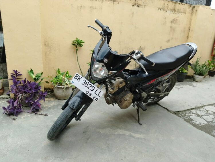 Diamankan : AL (28) dan AN (21), dua wanita terduga pelaku Curanmor berikut barang bukti 1 unit sepeda motor diamankan di Polsek Perbaungan. (Foto Dok/Humas Polres)