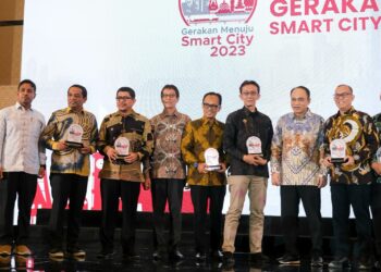 Penghargaan tersebut diserahkan langsung Menteri Kominfo RI Budi Arie Setiadi kepada Sekretaris Daerah Kota Sabang Andri Nourman, dalam ajang Forum Smart City Nasional 2023, Pameran, dan Awarding Gerakan Menuju Smart City tahun 2023, yang digelar di ICE BSD Tanggerang, Banten, pada Kamis 07 Desember 2023.